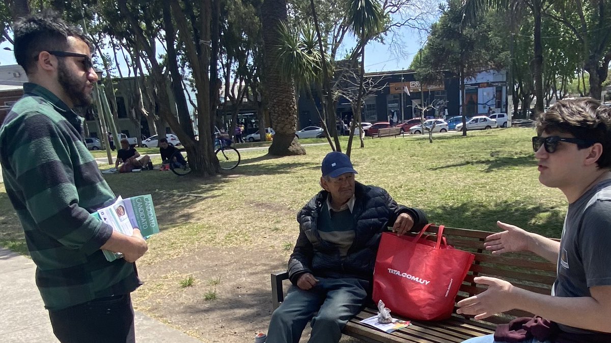 En el mediodía acompañamos junto  @nicobotana2 a nuestro querido @Alevaccaro71 en un mano a mano con vecinos de Colon y Lezica.
Ale va por la reelección como concejal vecinal arriba y con todo!