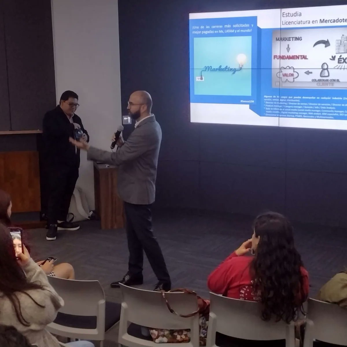 figlesias1977's tweet image. 3 meses de colaborar con la mejor universidad de LATAM #TecnológicoDeMonterrey después de dejar a cargo mi empresa por esta invitación liderando la Dirección prm. Licenciatura en Mercadotecnia y trabajar incansablemente en pro de la educación mundial 📚