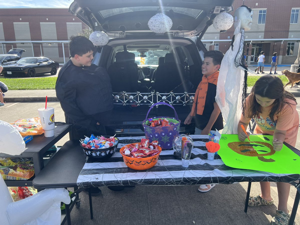 KRamirezCIS's tweet photo. STUCO helping out at Clute Intermediate’s 2nd Annual Trunk or Treat. They came ready to work and have fun! @CISCougars https://t.co/XgTiM5Bzm7
