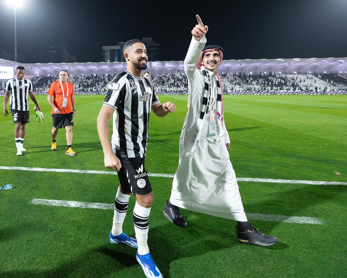 AlShababSaudiFC's tweet photo. أنظر إلى السماء ،
الليث بدرٌ الليلة .

#يلا_شباب https://t.co/UeJ5OIcS44