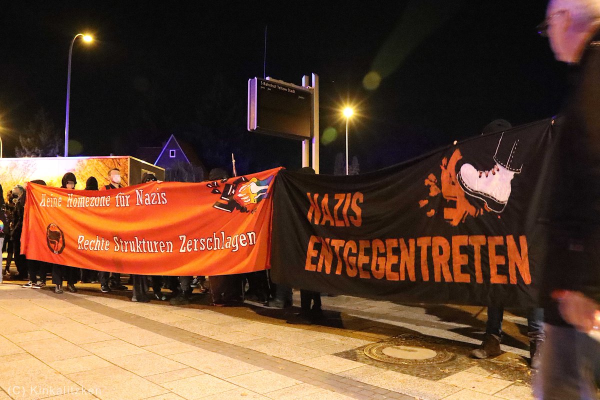 Rund 100 Menschen protestierten in #Teltow bei #Berlin gegen rechte Gewalt und Strukturen. Anlass war ein Angriff auf einen Antifaschist. #tel2110 #b2110 #pm2110
