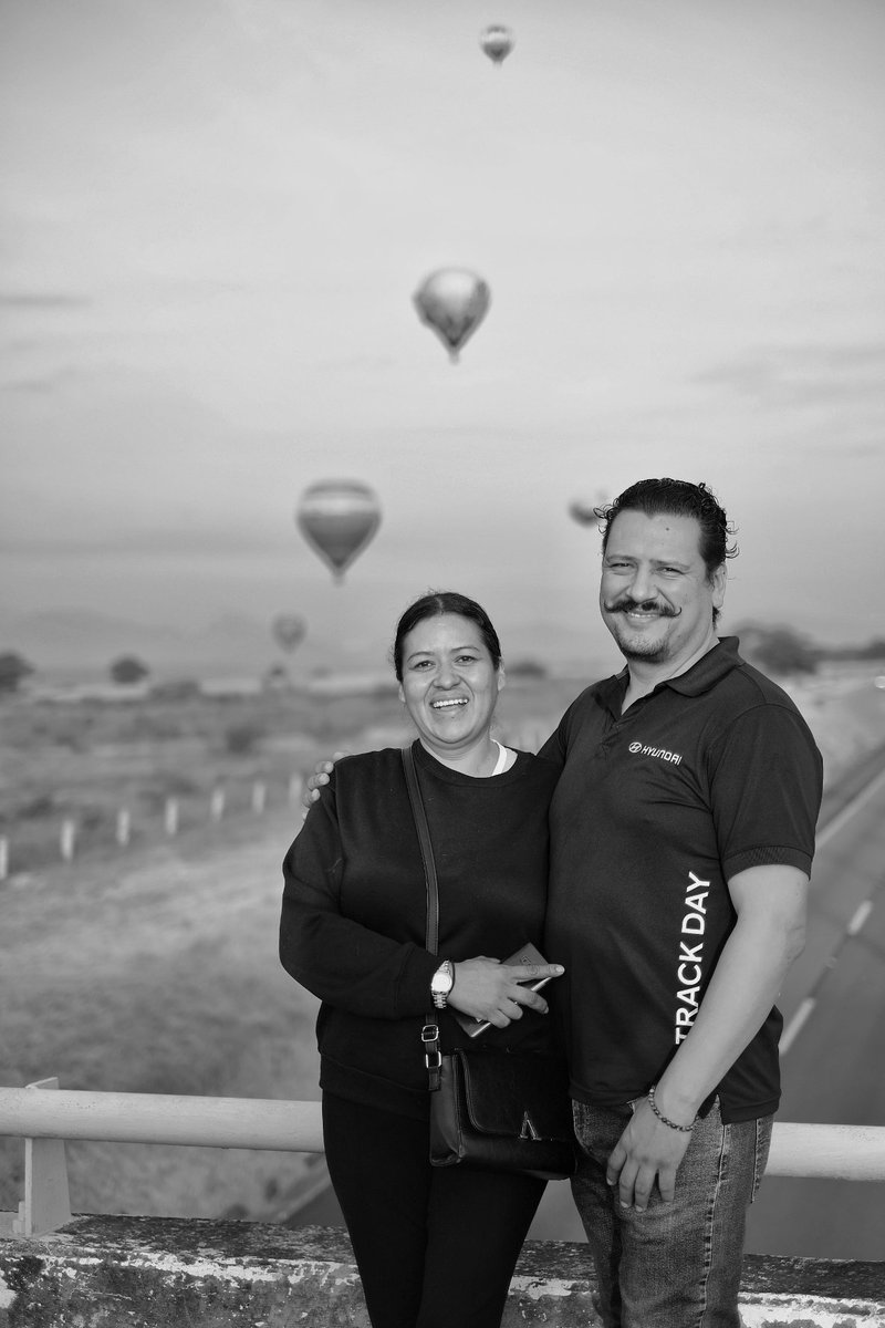 Hoy mi amanecer fue con un gran amigo <a href="/kapeyo/">Miguel Angel Diaz</a> y su bella familia <a href="/illeyann/">Illeyann_o</a>... Gracias Siempre y larga vida al Rey.

<a href="/YODEBUENAS/">Miguel Barrientos Mx</a>