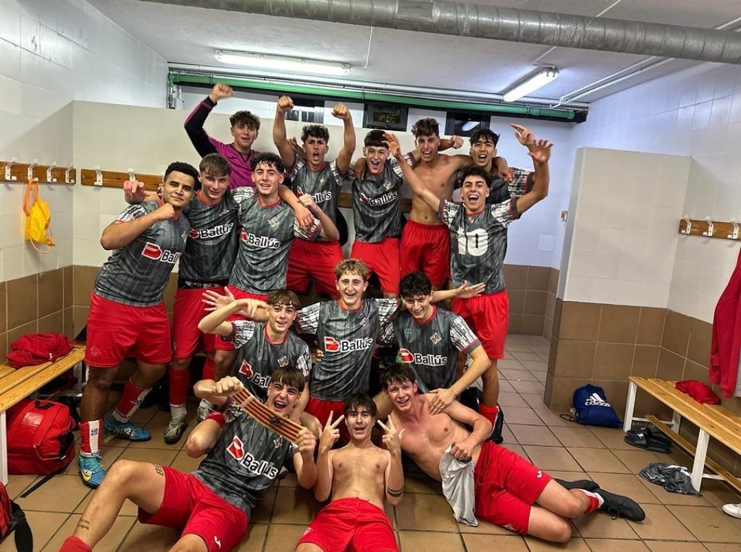 ceberga1913's tweet photo. Els primers 3️⃣ arriben al camp del líder!!! 😎

😍 Sou enormes!! 🙌🏻

@SantCugatFC "B" 2️⃣ - 4️⃣ 𝗝𝗨𝗩𝗘𝗡𝗜𝗟 𝗔

#juntssommésforts🔴⚪️ https://t.co/3qOpZE0jAj