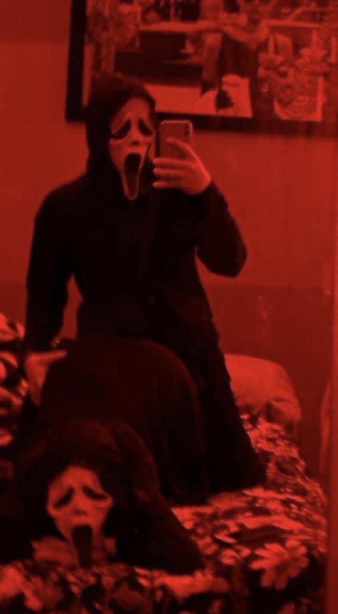 corridosybandas's tweet photo. Tú y yo en Halloween no sé piénsalo chikitita https://t.co/Z17mnmprko