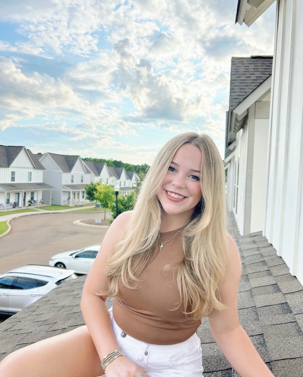 #MEETEXEC 

Meet our Sisterhood Development Chair, Annika Pierson! 💓

Hometown: The Woodlands, TX
Major: Biology