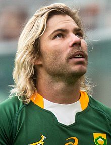 Impolit_Buro's tweet photo. En fait, Faf de Klerk, c’est Antoine Dupont avec une perruque et une fausse moustache.  #ENGSAF #Faf https://t.co/dAxZ0HU2xG