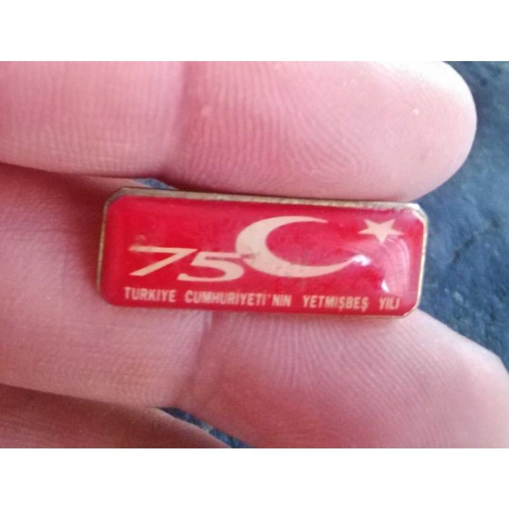GodButDemi's tweet image. Cumhuriyet'in 75'i yılı için mükemmel hazırlık yapılmıştı. Üst geçitlere resimler, TV kanalları logolarını değiştirmişti, futbol takımları formalarına koydu, mavi önlüklerimize dikilsin diye kumaş armalar... 
Dünyayı yıkmamız lazımdı 100. yıl için.
