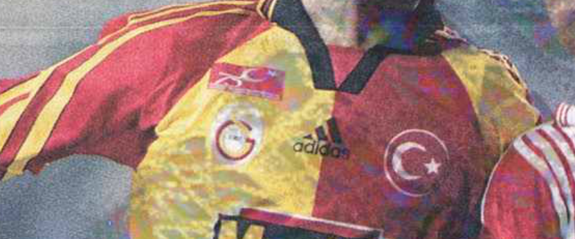 GodButDemi's tweet image. Cumhuriyet'in 75'i yılı için mükemmel hazırlık yapılmıştı. Üst geçitlere resimler, TV kanalları logolarını değiştirmişti, futbol takımları formalarına koydu, mavi önlüklerimize dikilsin diye kumaş armalar... 
Dünyayı yıkmamız lazımdı 100. yıl için.