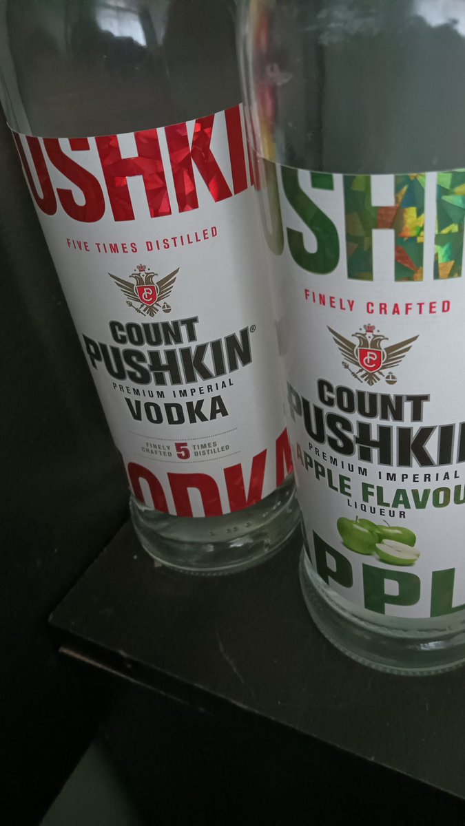 MphoBereng's tweet image. Look how my colour combination compliments each other I love my @Count_Pushkin ❤️❤️❤️ #LiveWithColours