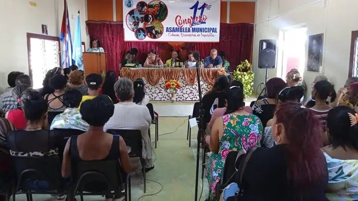 RadioSantaCruz_'s tweet photo. ❤️🇨🇺 Las santacruceñas, del #Camagüey, también vencedoras de imposibles

En todos los sectores de #SantaCruzdelSur están presenten las féminas, ejemplos de laboriosidad y amor, así se puso de manifiesto en la Asamblea Municipal Onceno Congreso de la @FMC_Cuba (🖊📸: @amppscruz) https://t.co/D0gciqXAEk