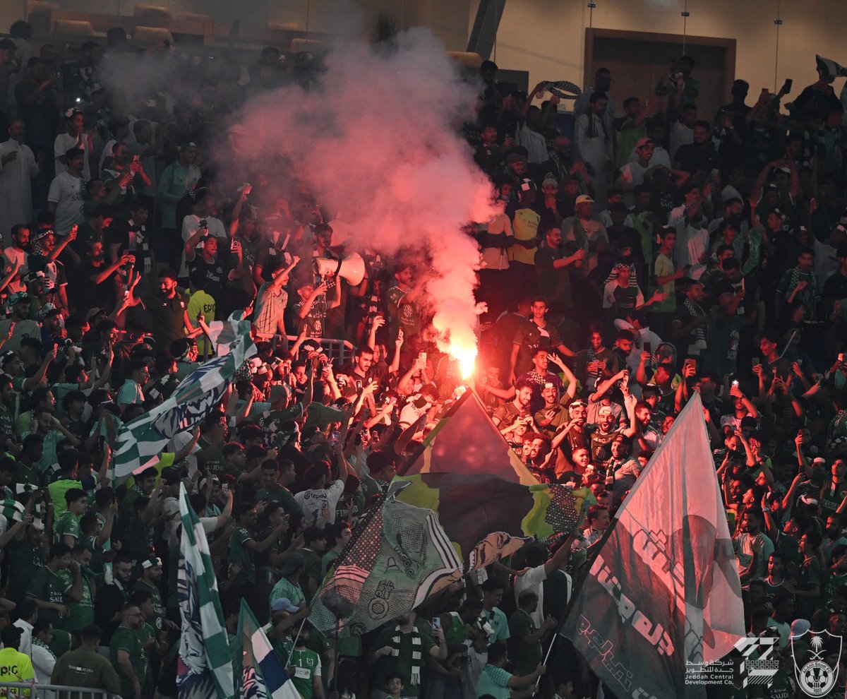 ALAHLI_FC's tweet photo. 📸 ثابتون بحضورهم ودعمهم 🫶🏻
#الأهلي_الوحدة
#دوري_روشن_السعودي https://t.co/9YrtutwmP2