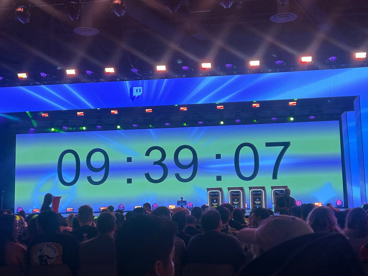DUCKLUXX's tweet photo. SEATED FOR GEORGENOTFOUND LMAOOOOO https://t.co/VxI9ZZavub