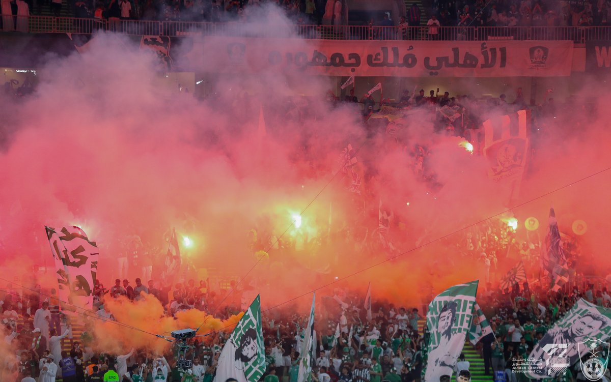ALAHLI_FC's tweet photo. 📸 ثابتون بحضورهم ودعمهم 🫶🏻
#الأهلي_الوحدة
#دوري_روشن_السعودي https://t.co/9YrtutwmP2