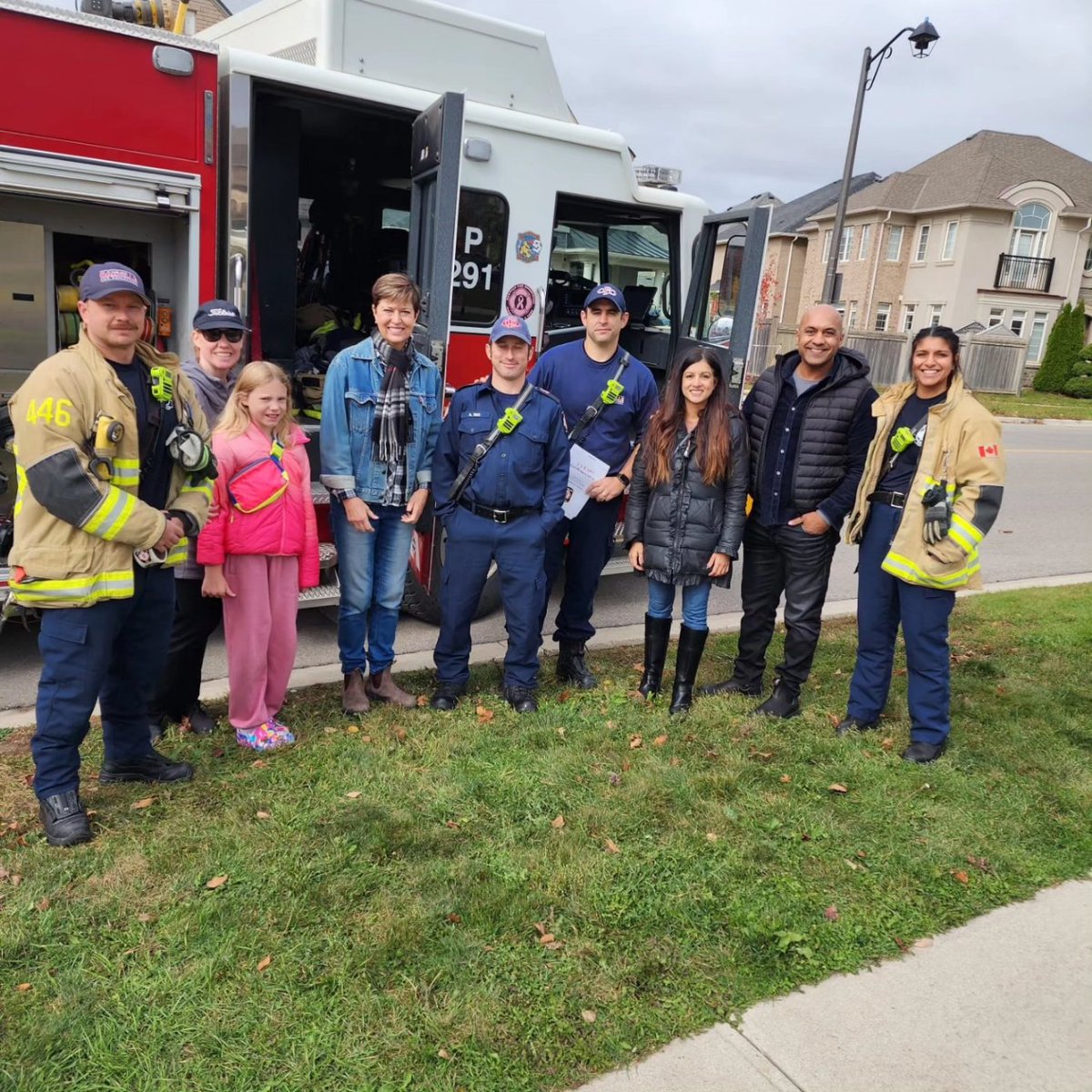 navnandaward7's tweet photo. Despite the cool weather it was great to see so many of our Oakville Ward 7 residents come out for the pumpkin giveaway. Thank you to the North Oakville Ward 7 Residents Association (NOW7) and the many volunteers that came out to help. #Oakvilleward7 #pumpkingiveaway #Now7 https://t.co/93ewA07KG9