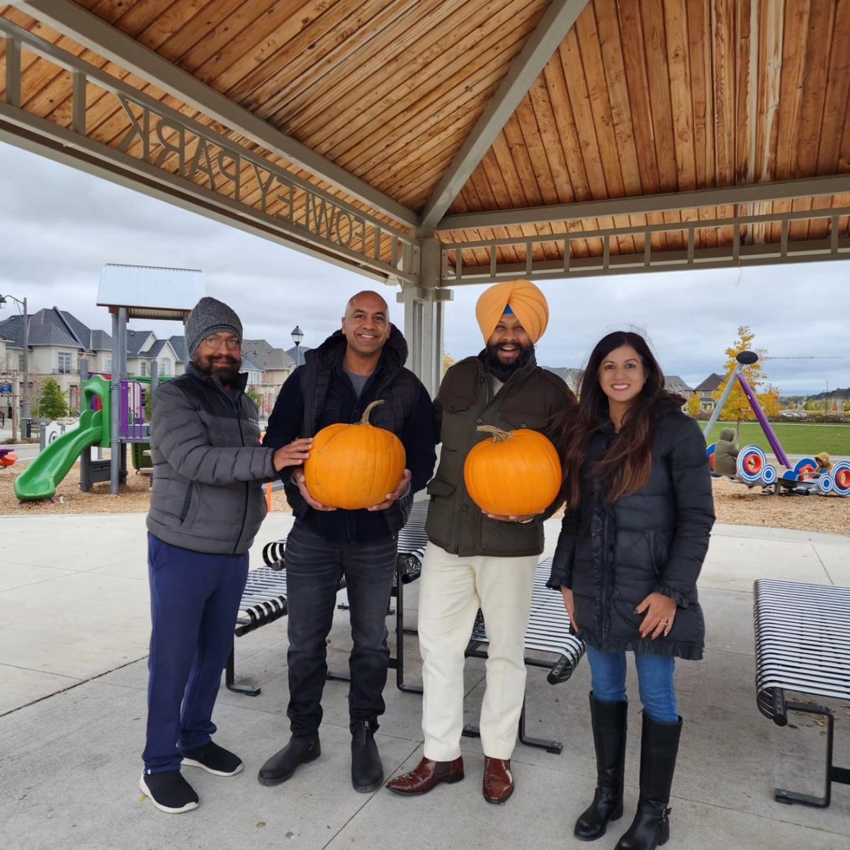 navnandaward7's tweet photo. Despite the cool weather it was great to see so many of our Oakville Ward 7 residents come out for the pumpkin giveaway. Thank you to the North Oakville Ward 7 Residents Association (NOW7) and the many volunteers that came out to help. #Oakvilleward7 #pumpkingiveaway #Now7 https://t.co/93ewA07KG9