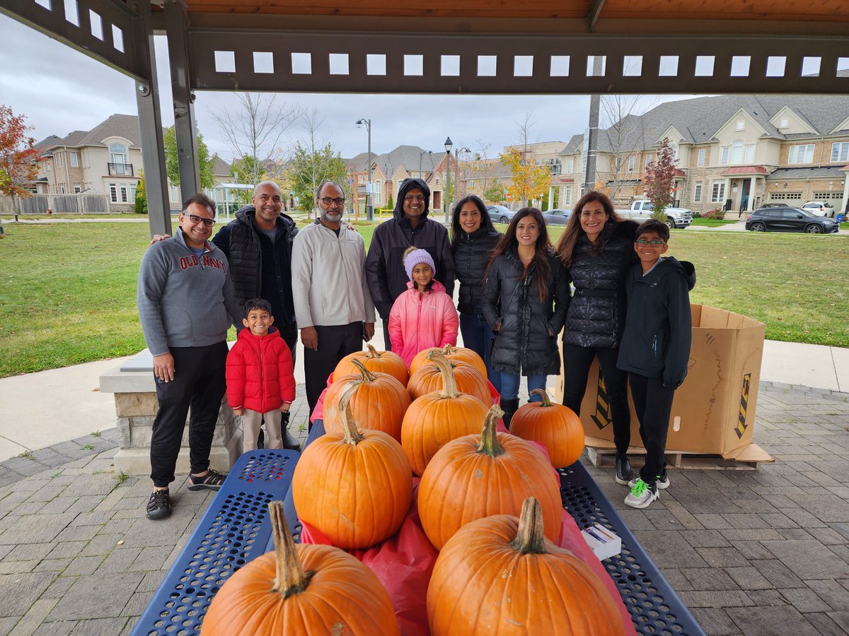 navnandaward7's tweet photo. Despite the cool weather it was great to see so many of our Oakville Ward 7 residents come out for the pumpkin giveaway. Thank you to the North Oakville Ward 7 Residents Association (NOW7) and the many volunteers that came out to help. #Oakvilleward7 #pumpkingiveaway #Now7 https://t.co/93ewA07KG9