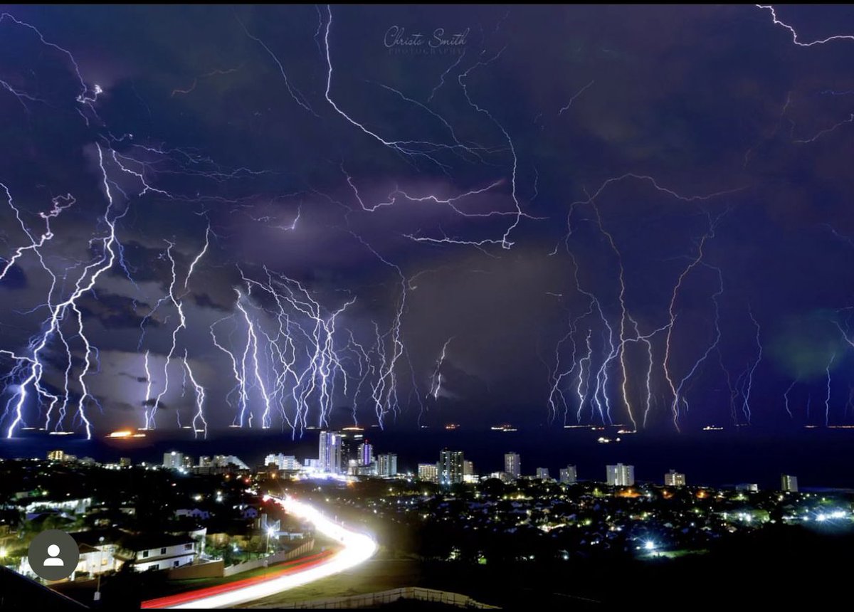 ILuvDBN's tweet photo. The beauty of tonight’s storm in Durban @conjasmith https://t.co/4ujh3roOM6