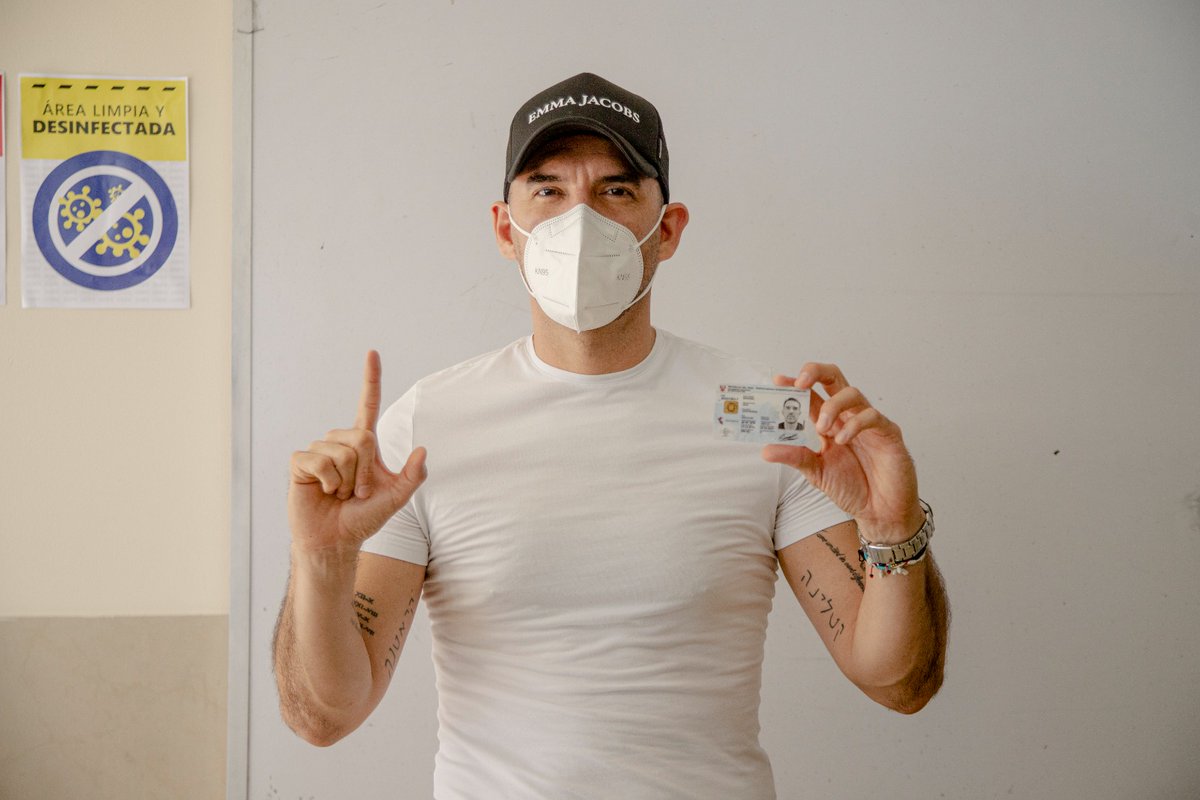 CarmenVelardeK's tweet photo. En lo que va del 2023, hemos realizado 3 campañas de emisión del DNI electrónico a precio del DNI azul, que nos han permitido identificar a más de 320 mil peruanos, de manera segura y accesible; gracias al trabajo coordinado de los equipos del @ReniecPeru, así como, a la descentralización e implementación de 27 nuevos Centros de Impresión de DNIe que hemos instalado en las diferentes regiones del país.  

La semana pasada culminamos la tercera campaña y ante la alta demanda de los ciudadanos, esta semana aprobamos la Resolución Jefatural N° 164-2023/JNAC/RENIEC, con la que ampliamos la cobertura, con el fin de que 30 mil personas más accedan a este beneficio que les permitirá obtener el DNIe a precio del DNI azul, en cualquier parte del país.
 
¡Seguiremos descentralizando el uso del DNIe!