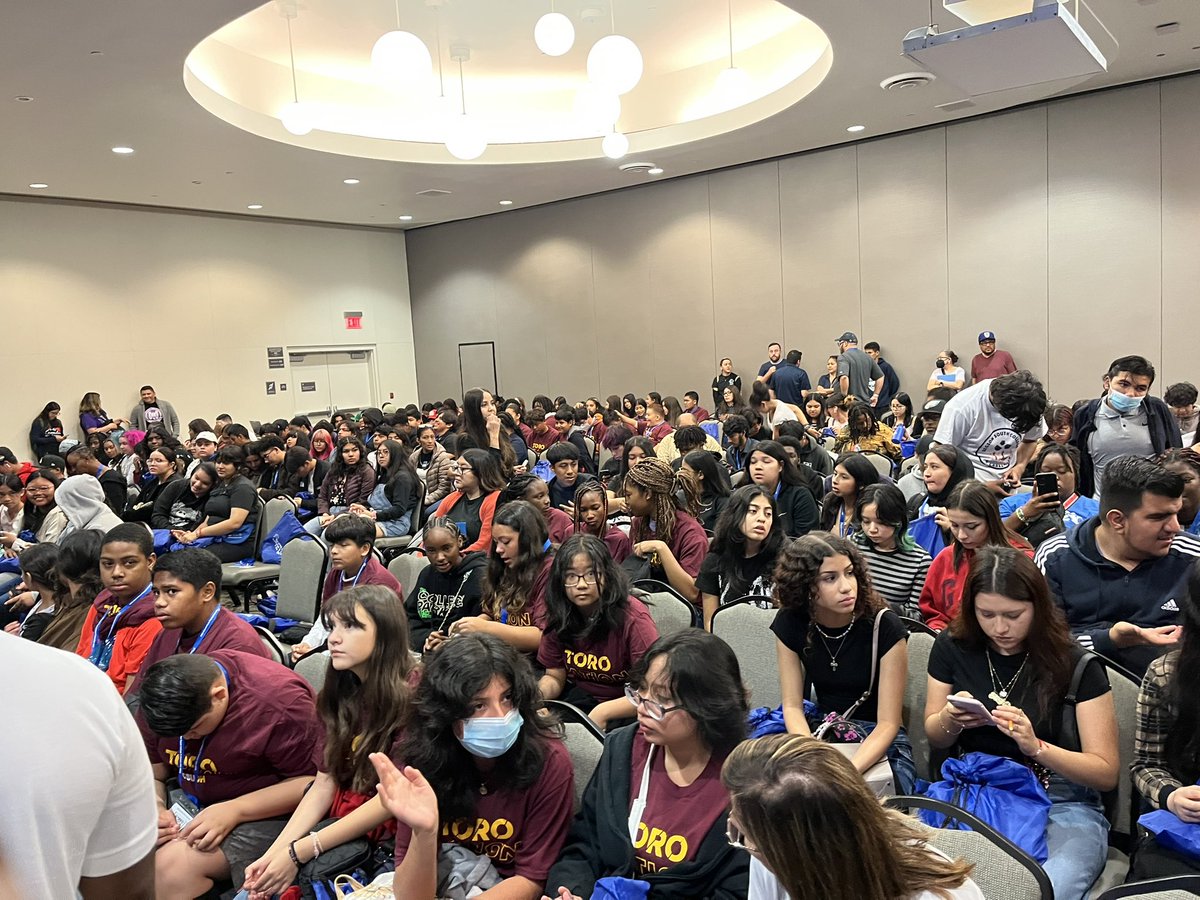 drespicer88's tweet photo. An amazing day for the students and families of Region South. The Annual College and Career fair was a huge success. Thousands of K-12 students were exposed to over 90 colleges and universities. The student performances and workshops made the day complete! #AcceleratingSuccess https://t.co/knUgXuu31g
