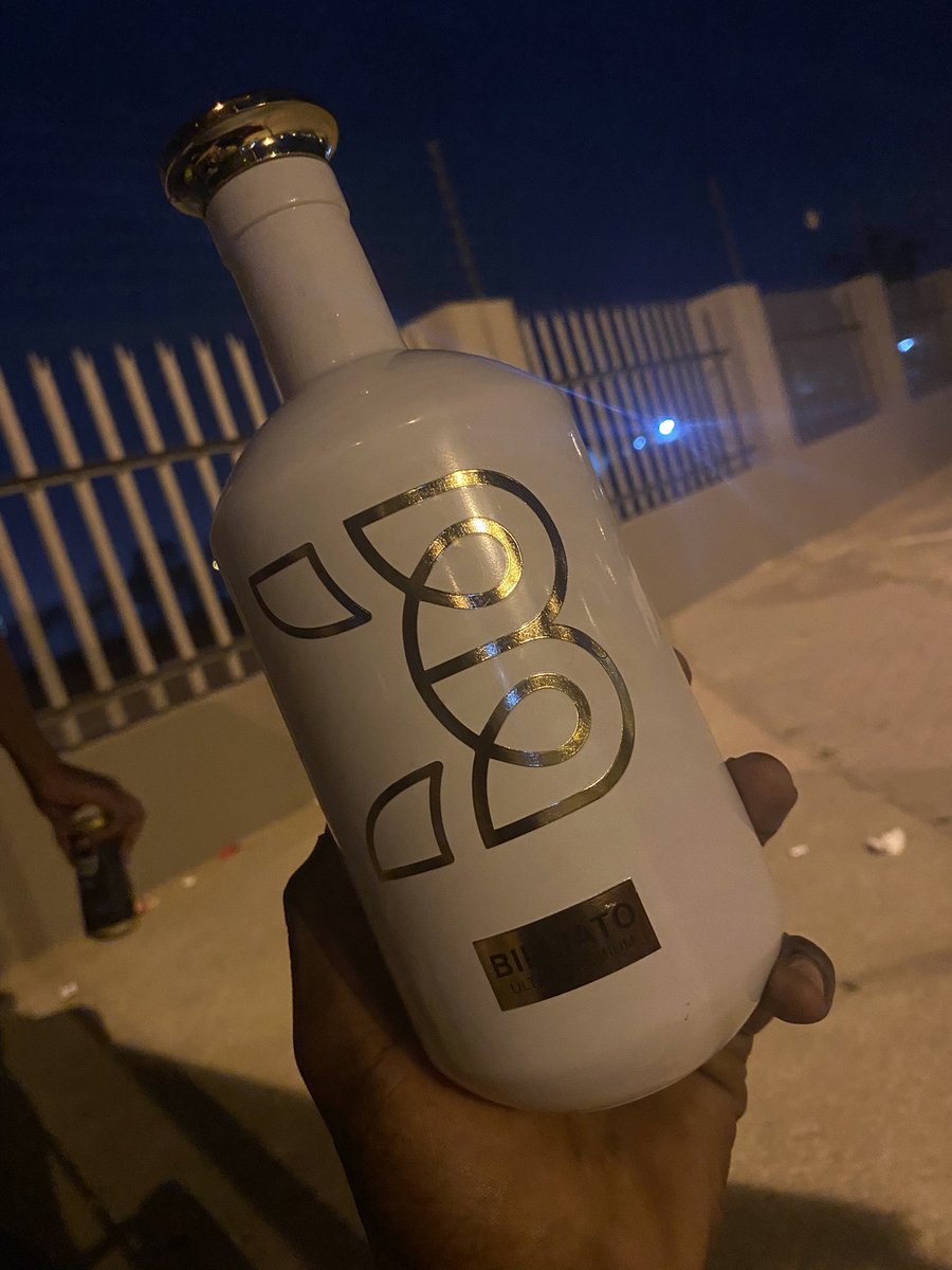 Nicole_Phaks's tweet photo. @casspernyovest true definition of taste of wealth when u buy it with your own 💵 paper #notSponsoredByMommyAndDaddy📍 https://t.co/KhBQvbaurc