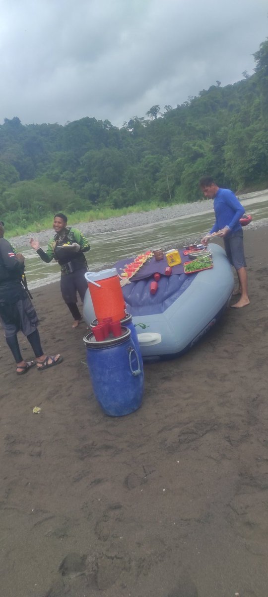 Tony3ia's tweet photo. Rafting Pacuare #TeamPoca #PuraVida https://t.co/RyVNoO9Edz