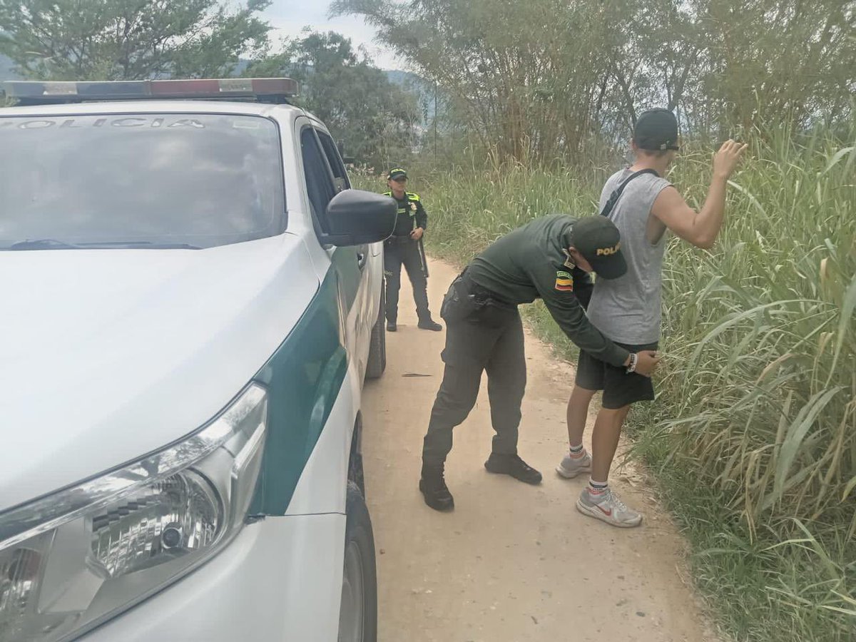 PoliciaBmanga's tweet image. Con nuestro grupo #SISER en rural de #PiedecuestaMásSegura, realizamos actividades de registro y solicitud de antecedentes. 

#DiosYPatria #PlanChoque360 #SeguridadEnElTerritorio