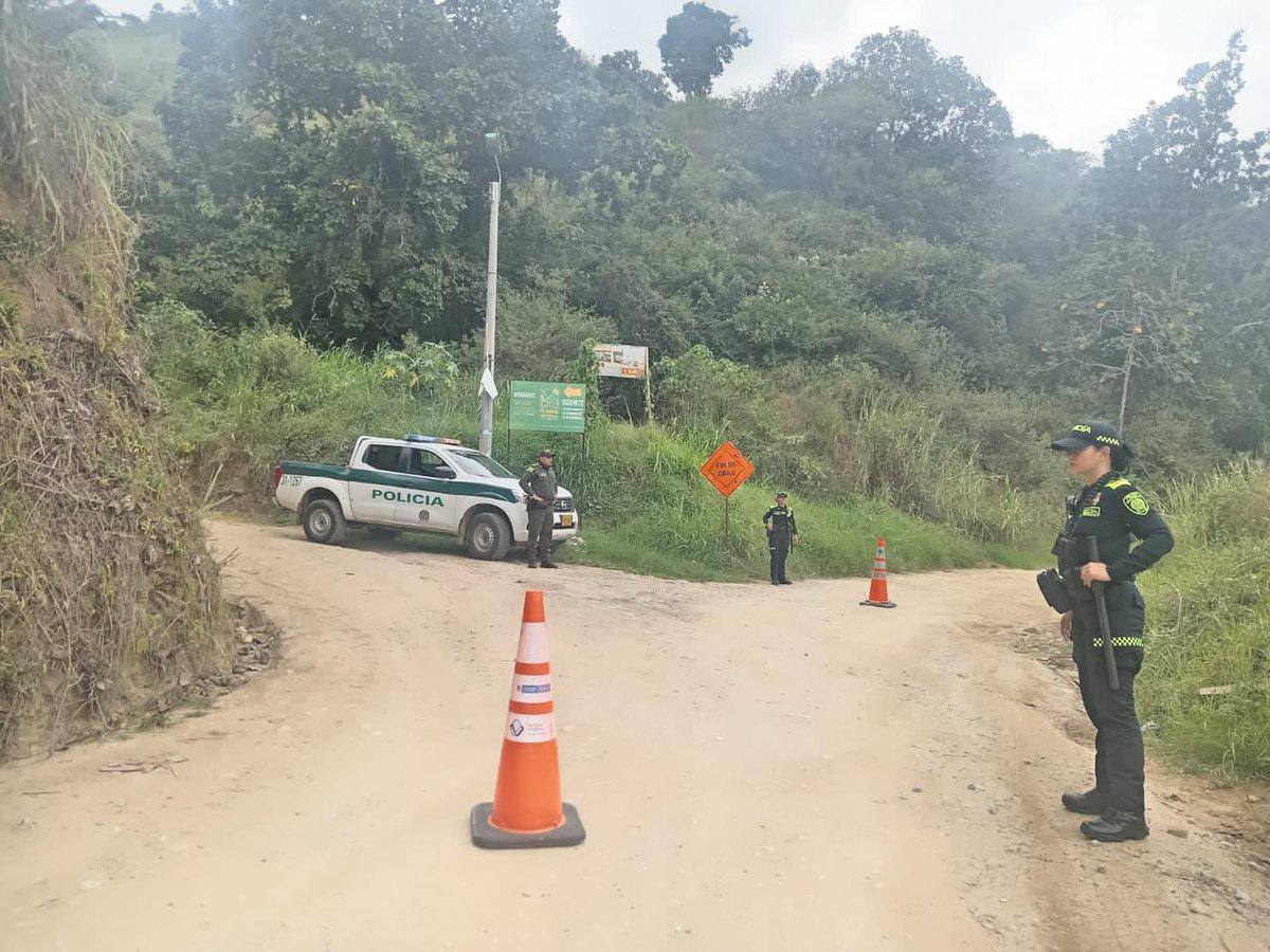 PoliciaBmanga's tweet image. Con nuestro grupo #SISER en rural de #PiedecuestaMásSegura, realizamos actividades de registro y solicitud de antecedentes. 

#DiosYPatria #PlanChoque360 #SeguridadEnElTerritorio
