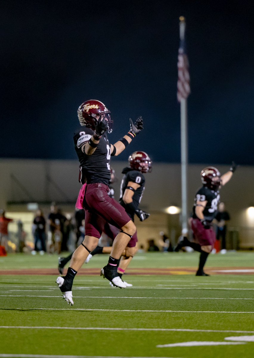 FuerteFoto's tweet photo. One of many #bigdefensiveplays last night. #totaldefensivedomination Dripping Springs vs Lake Travis @DrippingTigers @OneTigerNation @DripFB @Landon_Requard https://t.co/p8Xa8Kk0Qz