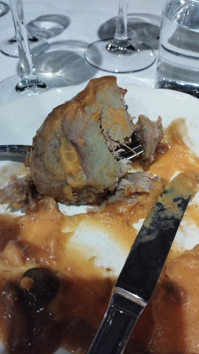 Un año esperando a #SEMERGEN23 
Pasillos intransitables, pensando bueno es que se quedó pequeño..
Dificultad para ir a los talleres por aforo
Cenando al frio 
Y lo peor... Adjunto imagen de lo que obviamente no se puede comer