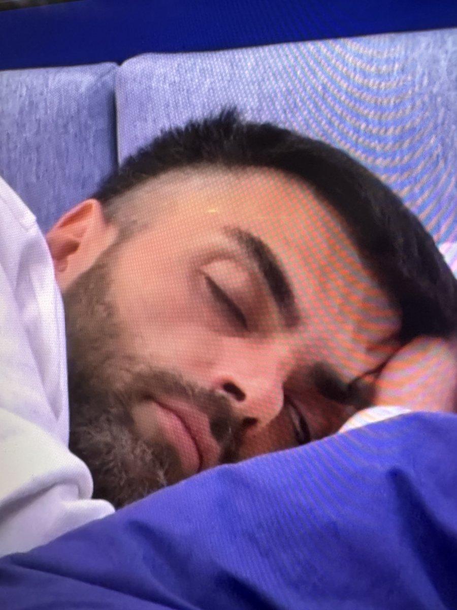 TodoSalseos's tweet image. Zeus duerme con un ojo cerrado y el otro abierto para vigilar a Susana? 

TERROOOOOOR 🤯🤯😱😱 #GHVIP210 #GHVIP21O