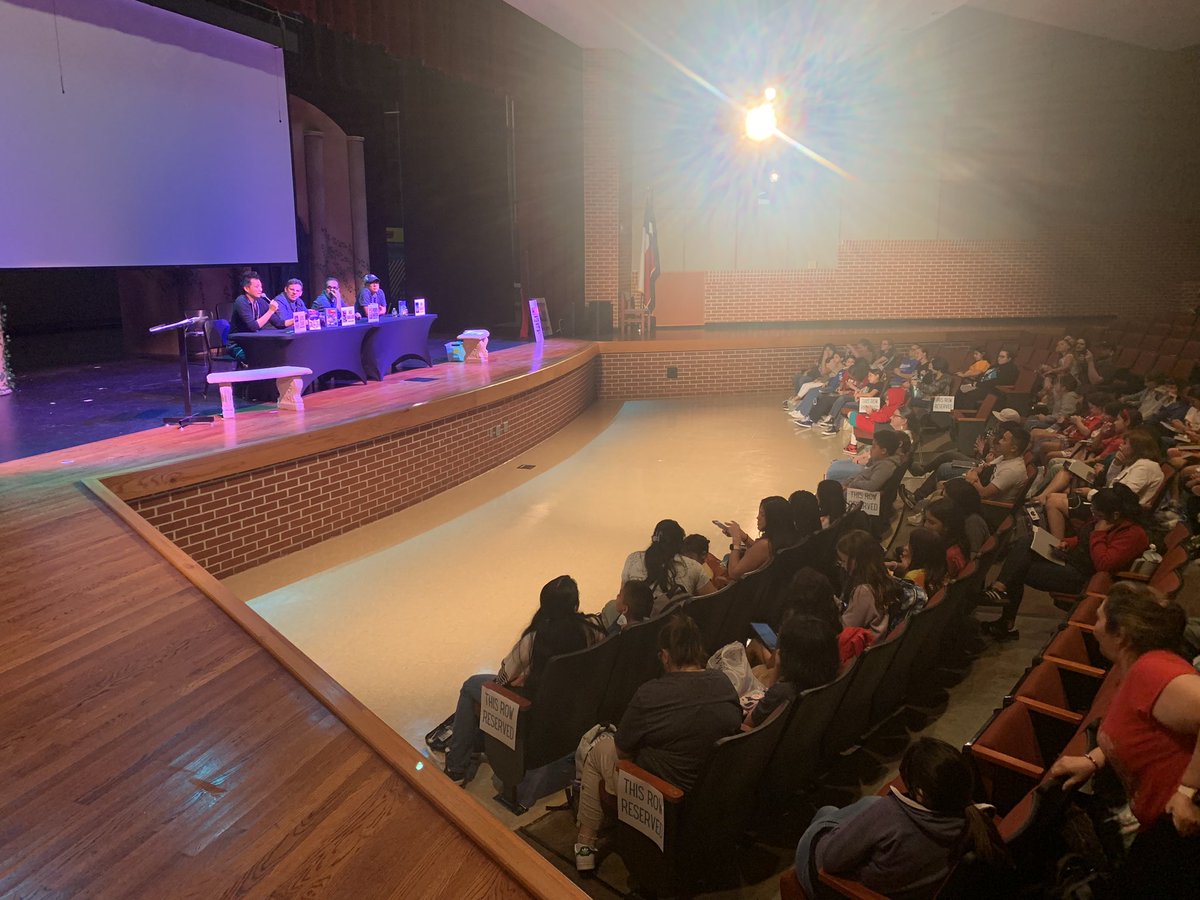 delgadong94's tweet photo. Absolutely loved moderating for @tweensread #TweensRead23 today! Thank you @andimJULIE @AngelaCervantes @jamiesumner_ @kellyiswrite and @dsantat for your time with our tweens! 😍📚🤓@BlueWillowBooks @PasadenaISD_TX @Jfdobie https://t.co/OjYtGtkJ9k
