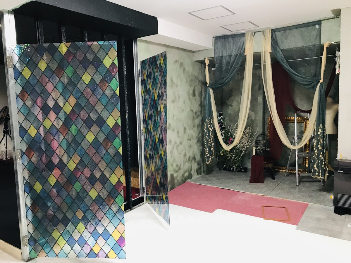 studio_parure's tweet photo. 終わりましたあああああ
後日また少し修正しますが、一応改修・改装工事終了です！
破損した緑壁撤去し、ブースで作りました。
緑壁があった部分はアクリルの扉に。観音開きなのでストロボで照らすと新しい緑ブースにも、白壁にもしっかり影響が出そうです☺️
取り急ぎ携帯写メ https://t.co/G3BnPqkdzD