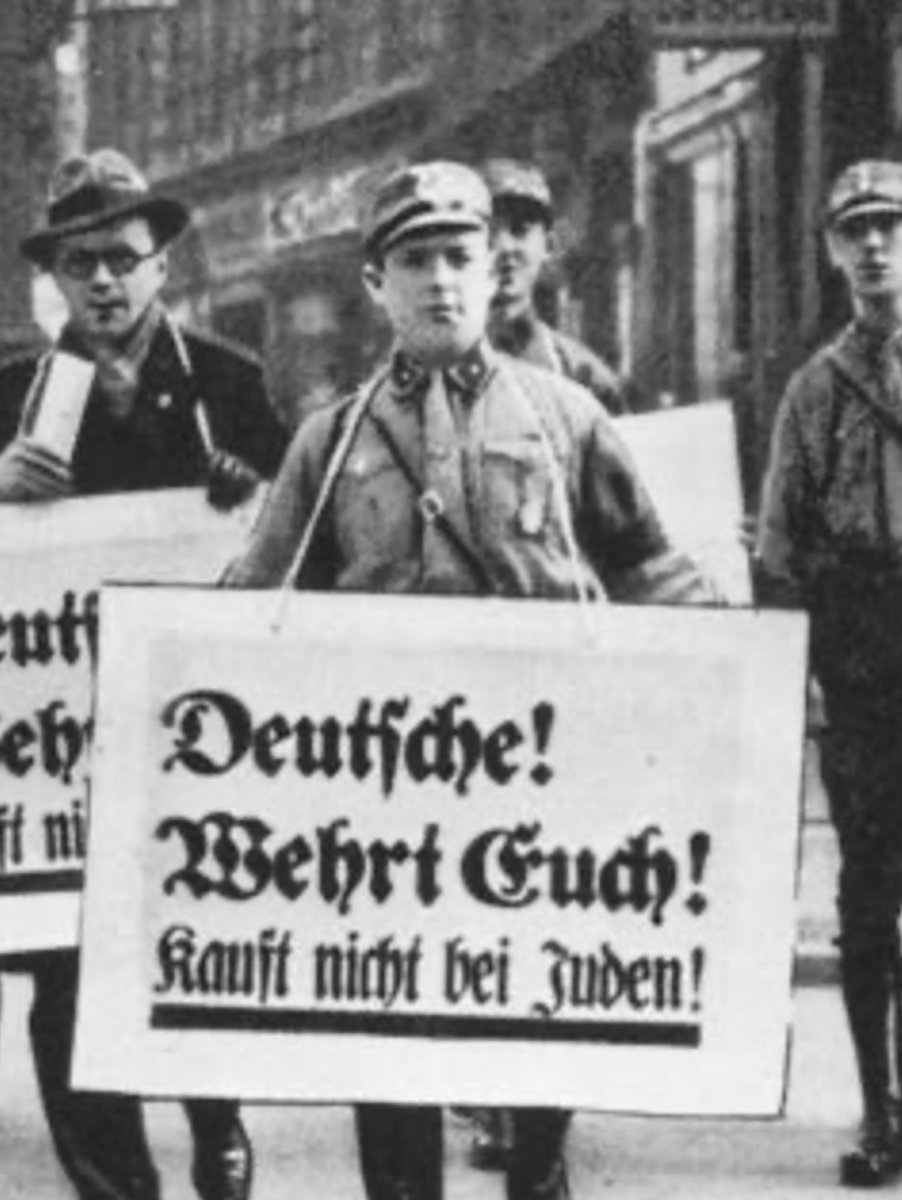 tonfvandijk's tweet photo. Toen keek men naar zo'n foto zonder te weten hoe het zou aflopen. Nu weten we wel hoe het kan eindigen. Iedereen zou zich hier zorgen over moeten maken. #Holocaust #Nooitmeer https://t.co/OG5dNVSACl