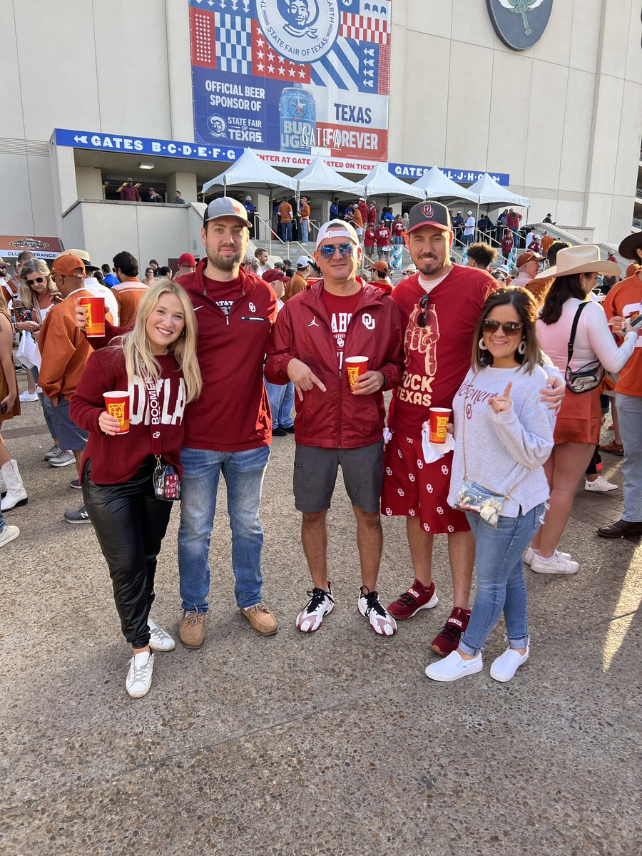 French10Taylor's tweet photo. I’d never be caught dead wearing burnt orange 
#forgottoshare #texashateyear https://t.co/E8H2flGJT4