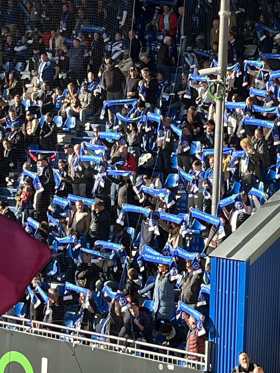 Lt Sprecher im #Merckstadion gab’s für Mitarbeier heute Freitickets von ihrem Arbeitgeber Merck. Sie wurden aufgefordert, zum Dank ihre Werbe-Schals vom Sponsor in die Kamera zu halten
#Winkefans #Tradition #Kommerz😜 #SVDRBL