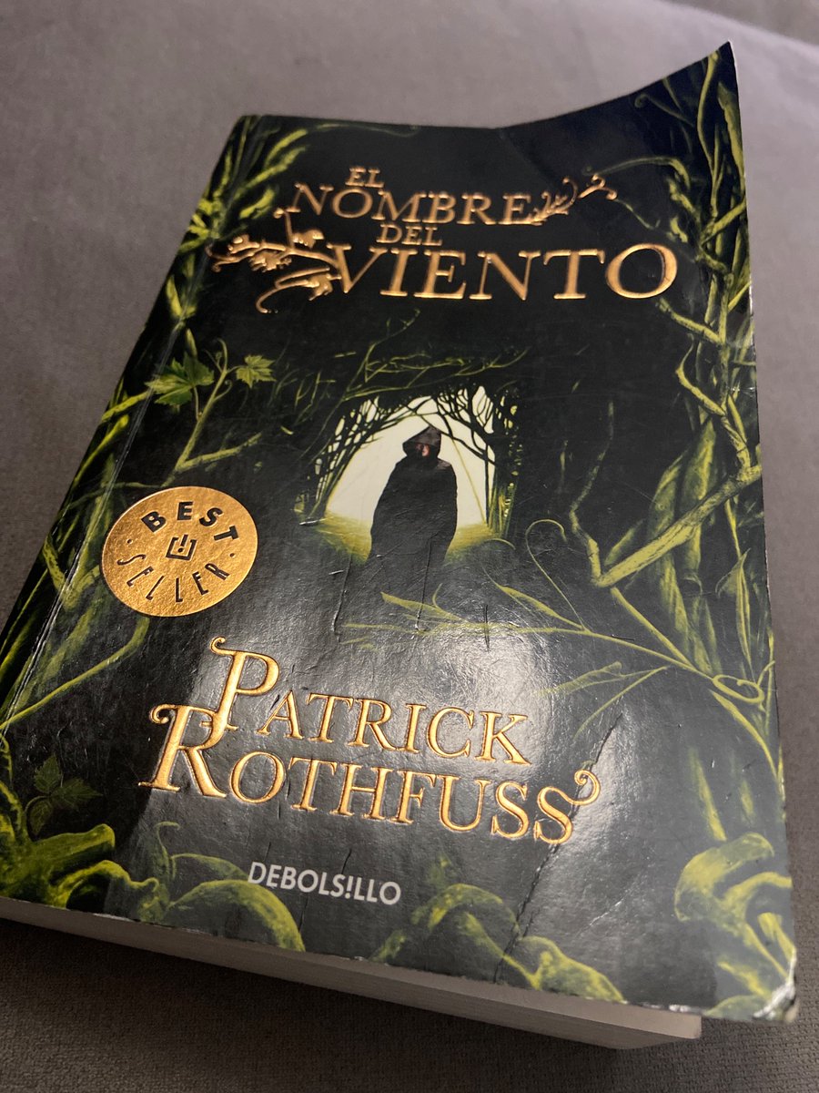 ¿Por qué nunca he visto este libro en las listas de #darkacademia? Al menos este primer libro tiene mucho de ese ambiente.
Y música, mucha música.
