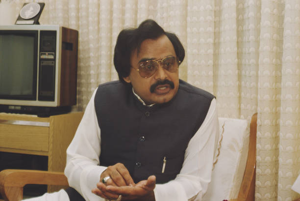 HelloKarachi90's tweet photo. کیا ریاست اور اسکے ادارے عوام کو بتائیں گے کہ آج مجرم سزا یافتہ نواز شریف کو ریاستی پروٹوکول کیوں اور کس بنیاد پر دیا گیا؟ 
مہاجروں کو الطاف حسین واپس دو
ھم نہ باز آئیں گے محبت سے
جان جائے گی اور کیا ھوگا۔ 
 #AltafNeedJustice
@OfficialDGISPR @anwaar_kakar @NdmEhsan https://t.co/oljFvYx3AH
