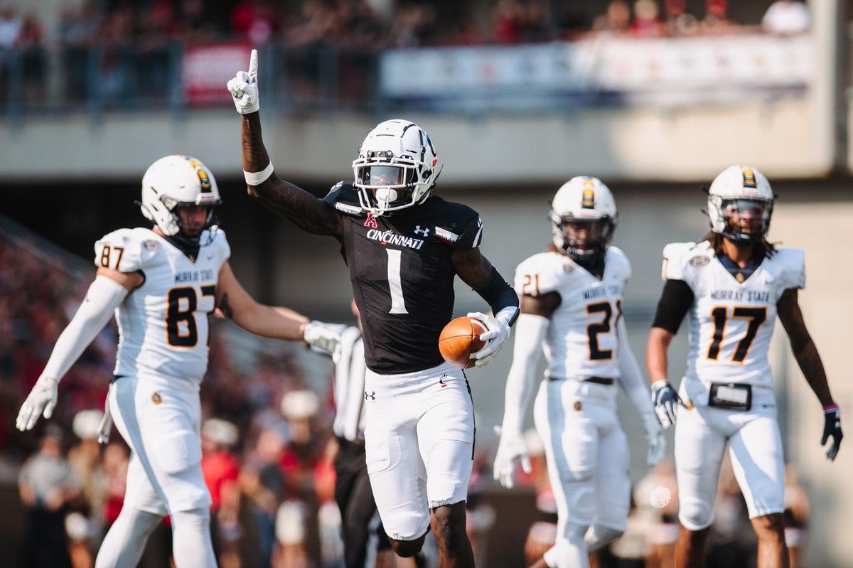 Blessed to receive an offer from The University Of Cincinnati!! #bearcats @DB_CoachCoombs @Coach_Cass @DarrenSunkett @CochBG4 @Football_Flyers