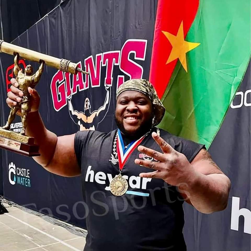 CapitaineIb226's tweet image. Mes vives félicitations à notre compatriote Cheick Ahmed al-Hassan SANOU alias Iron Biby qui a remporté la victoire, ce samedi à Glasgow en Ecosse, au "World log lift challenge". Il a battu son propre record en domptant la charge de 230 kg.
Ainsi, au-delà de l'honneur fait à son…