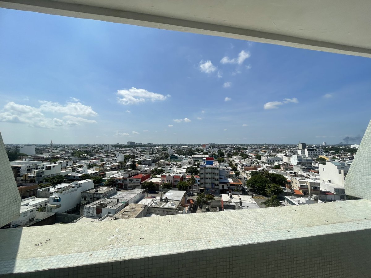 Este año tuve que venir a Veracruz un chingo de veces, por trabajo. Hoy estoy aquí de nuevo, pero sin trabajo y sin hablarle a mi papá, aunque más feliz que antes. La vueltas de la vida.