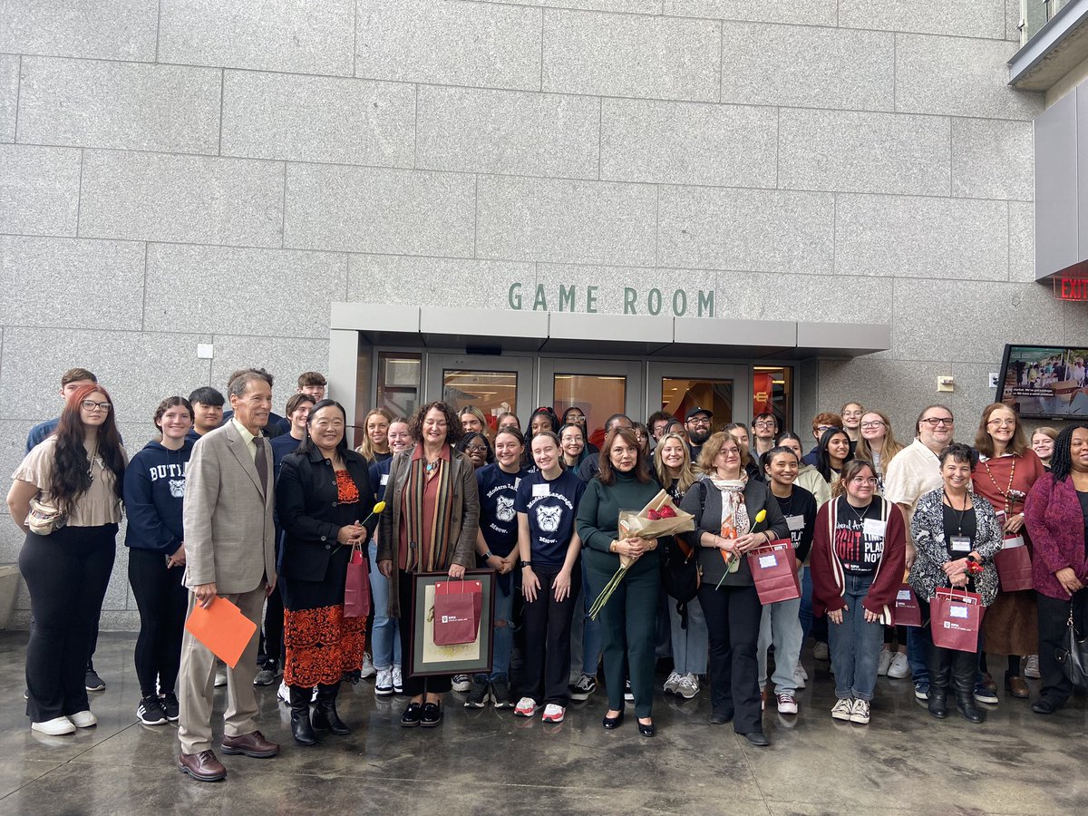 MakiTeramotoS's tweet photo. Congratulations @amywarner3 for the first International Book Fair in @IUPUI! Great opportunity to meet many Mexican and Latino authors! 

Happy to say hola to Perla and Kendra of #LatinoCoalition Against Domestic &amp; Sexual Violence, great allies of @ConsulmexINI. https://t.co/NRjeqcPEMM