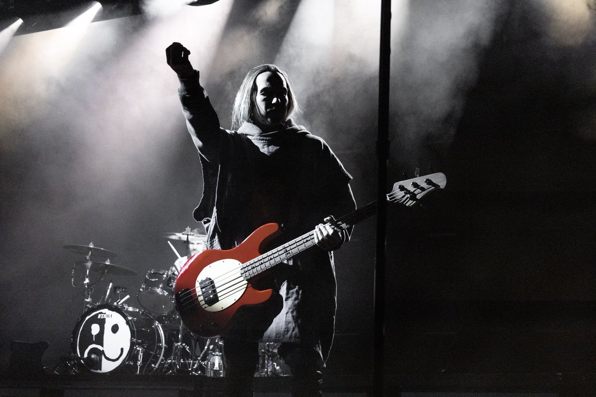 Neptuneisfar's tweet photo. Can't decide whether this pic is ruined by the heavy editing or improved, but it's a viiibe ❤️‍🔥

Prague - 18/10/23 @falloutboy / @petewentz

#falloutboy #somuchforstardust https://t.co/grWHIeoBwT