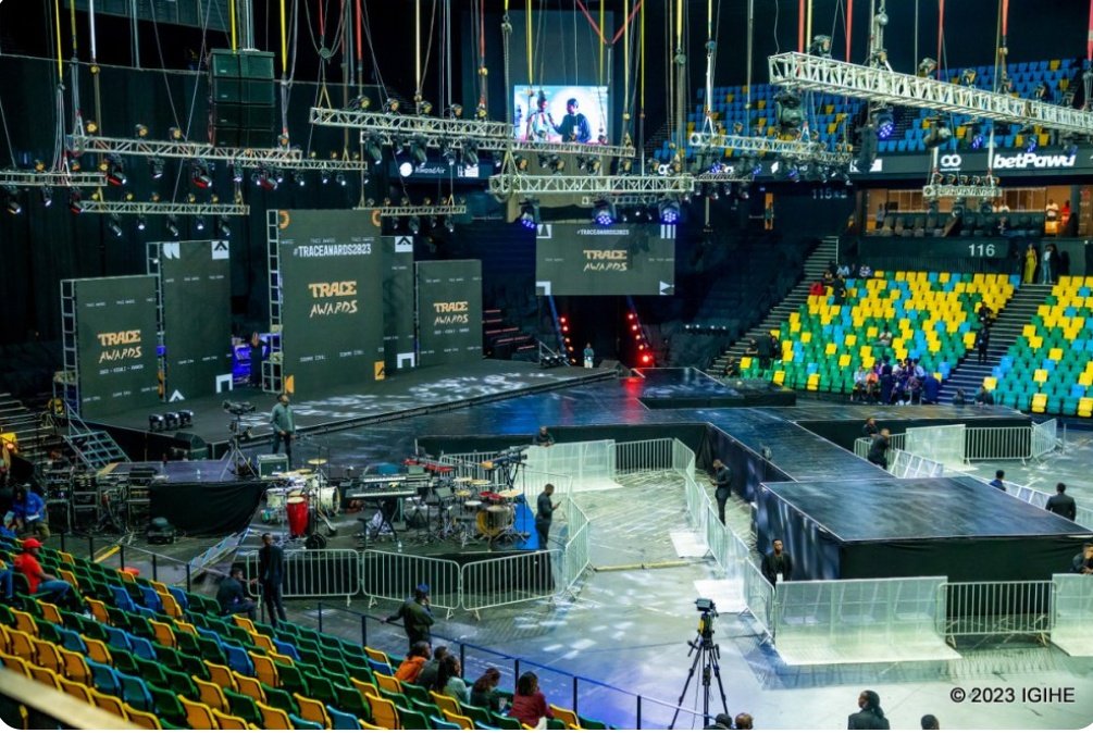 JustinNsengima's tweet photo. Muri uwo muhango Perezida Kagame yavuze ko gukorera Abanyarwanda ari ishema kuri we maze akomoza ku ndirimbo Ndandambara yigaruriye imitima ya benshi mu bihe byo kwiyamamaza kwe,maze imbaga y'abari bitabiriye ibyo birori muri sitade amahoro bongera guhanika amajwi yabo.#Dutarame https://t.co/ILNODMwrmP