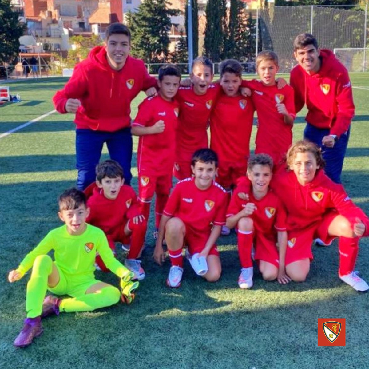 TerrassaFC's tweet photo. 🚀 𝗧𝗥𝗜𝗢𝗠𝗙 del S1️⃣1️⃣🅱️ #terrassista de @TheBurgitos i SERGIO VIZDOMINE al camp del #CEMercantil (2️⃣-🔟)

⚽ Adnan (5), Hugo (2), Arnau (2) i Nil, GOLEJADORS!

🫵♥️ AMUNT #TERRASSA! https://t.co/1rcf3Fa5X4