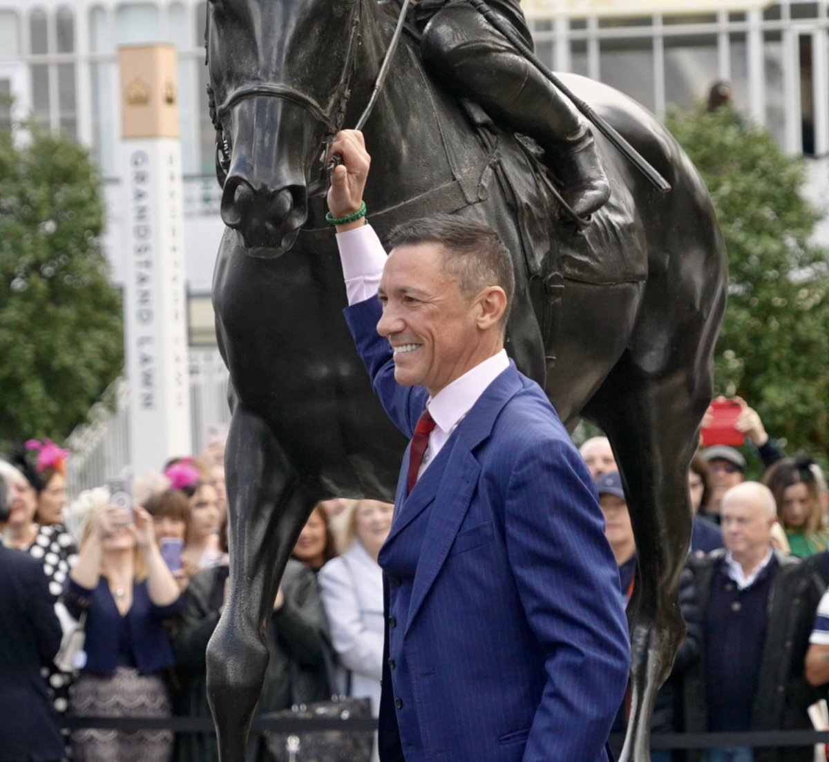 DuncanCStone's tweet photo. Her Majesty The Queen attended the QIPCO British Champions Day at Ascot Racecourse.
The Queen and @FrankieDettori unveiled a statue of the three-time Champion Jockey coinciding with his final day’s racing in Britain. #QueenCamilla #royalcameraman @royalramily #4Kscreenshot https://t.co/Xs3ciC9Mh0