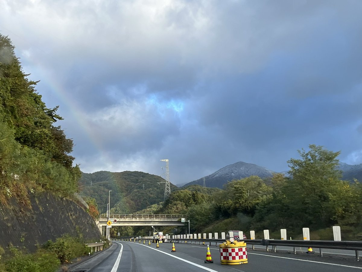 mugikoya's tweet photo. 谷川岳の��雪と虹。 https://t.co/ujldNDStoZ