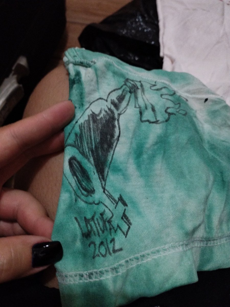 gaiehty's tweet photo. Aquela camiseta velha que vc guarda por anos pq ela tem um detalhe, UM DETALHE:

Um desenho a próprio punho do @LatuffCartoons 

Meu primeiro  molotov feminista! https://t.co/zHligA6SJN