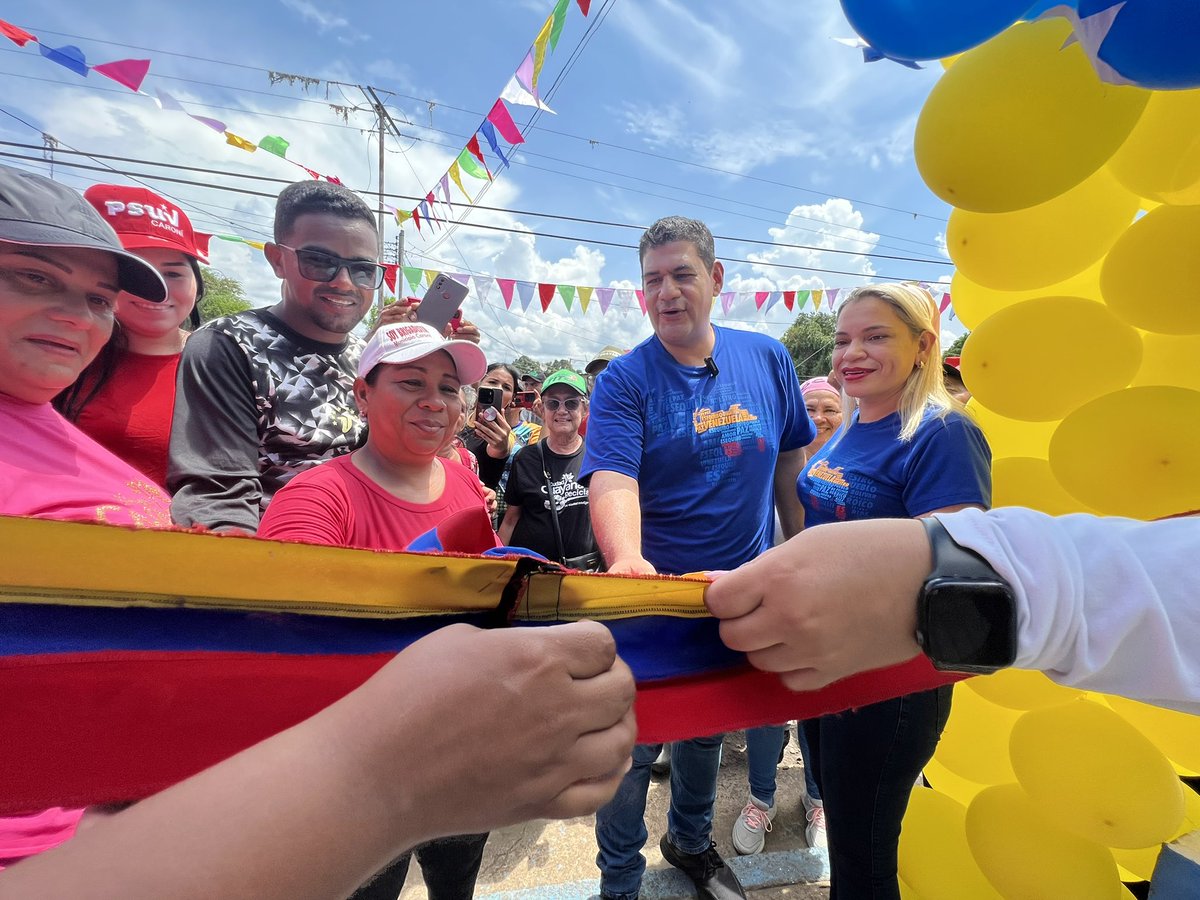 Marianela_PSUV's tweet photo. Extraordinaria Jornada de Amor en Acción del Buen Gobierno del presidente @NicolasMaduro, en la que acompañamos al alcalde @OviedoPSUV a llevar toda la atención y servicios a San José de Cacahual, en la parroquia 11 de Abril. #VenezuelaEsTradición https://t.co/TnZwJpzPuz
