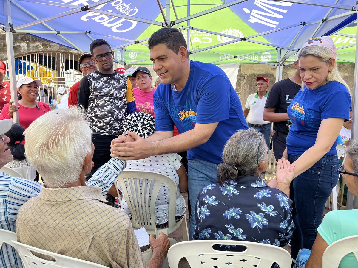 Marianela_PSUV's tweet photo. Extraordinaria Jornada de Amor en Acción del Buen Gobierno del presidente @NicolasMaduro, en la que acompañamos al alcalde @OviedoPSUV a llevar toda la atención y servicios a San José de Cacahual, en la parroquia 11 de Abril. #VenezuelaEsTradición https://t.co/TnZwJpzPuz
