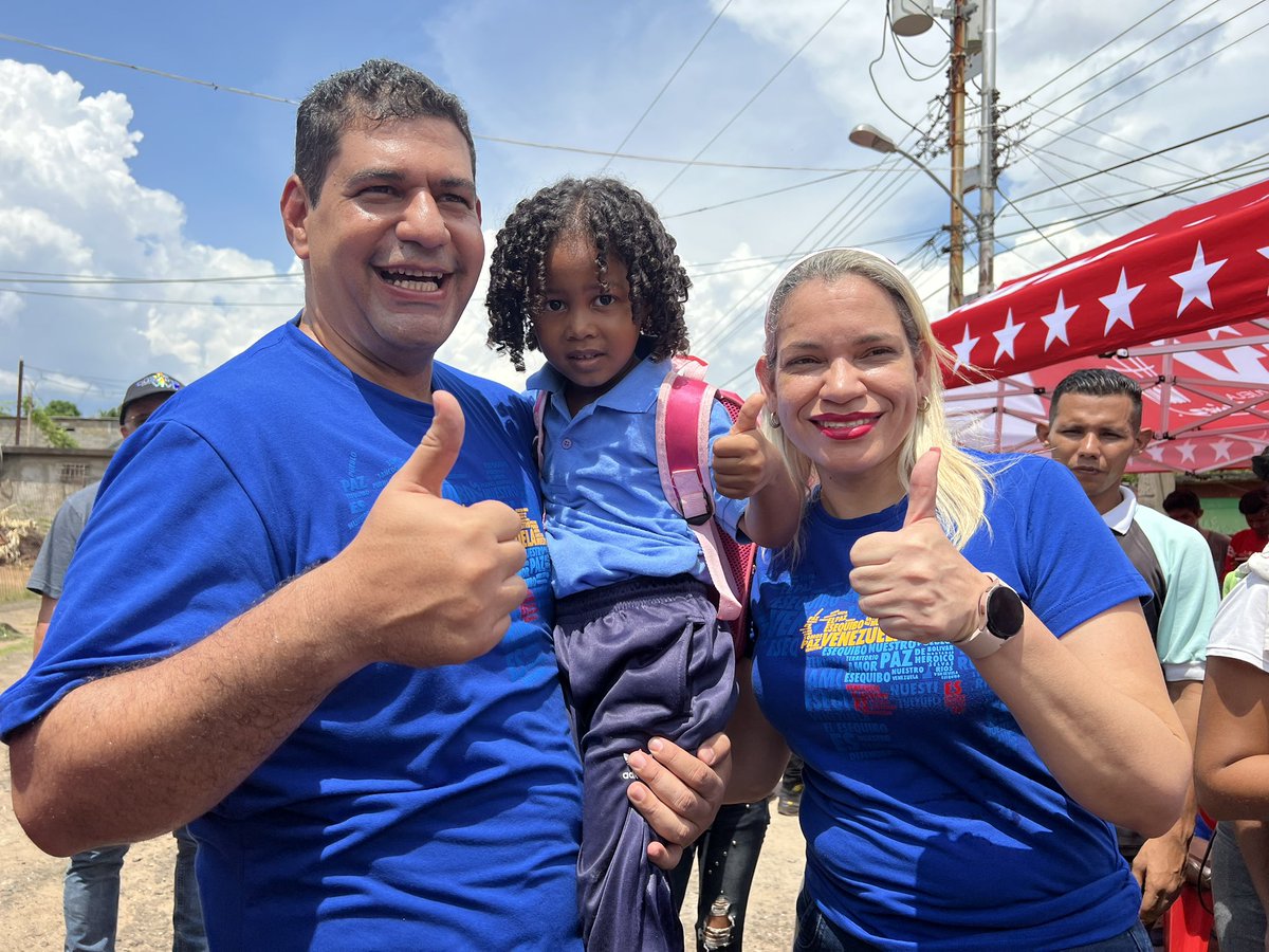 Marianela_PSUV's tweet photo. Extraordinaria Jornada de Amor en Acción del Buen Gobierno del presidente @NicolasMaduro, en la que acompañamos al alcalde @OviedoPSUV a llevar toda la atención y servicios a San José de Cacahual, en la parroquia 11 de Abril. #VenezuelaEsTradición https://t.co/TnZwJpzPuz